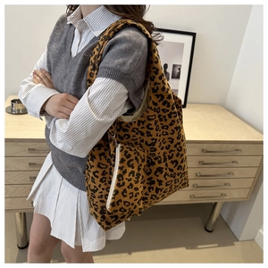 Détail du sac cabas en velours côtelé léopard avec texture et pochette zippée assortie