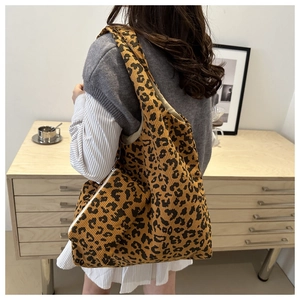 Détail du sac fourre-tout en velours côtelé léopard avec pochette assortie style automne