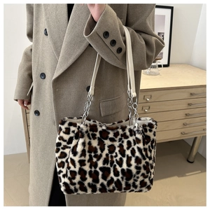 Détail du sac cabas en fausse fourrure léopard avec chaîne métal et sangle en cuir