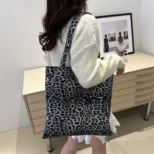 Sac fourre-tout à imprimé léopard pour femme avec de longues anses, vue de profil chic