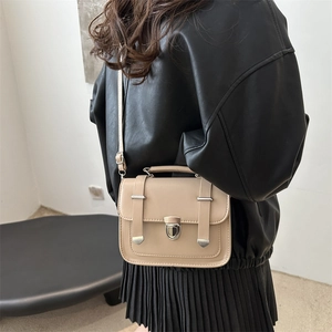 Modische beige Umhängetasche in Quadratform mit Silberverschluss und Vintage-Riemen