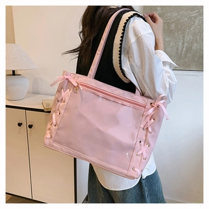 Dettaglio Itabag rosa con finestra trasparente e nastri per stile uniforme JK