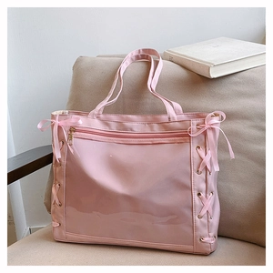 Dettaglio borsa tote rosa con finestra in PVC trasparente e fiocchi decorativi