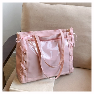 Dettaglio della borsa ita rosa con finestra trasparente, nastri laterali e zip di chiusura