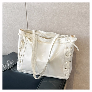 Vista dettagliata della borsa tote bianca con lacci laterali e tasca frontale trasparente