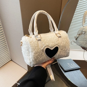 Sac cylindrique en polaire blanche avec patch cœur noir et détails en métal doré