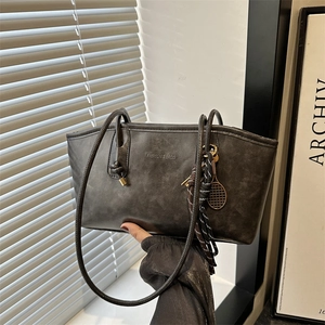 Sac Cabas Vintage en Cuir PU Grande Capacité pour Femme Mode Navettage Sac à Épaule Avec Charme de Raquette de Tennis Couleur Unie