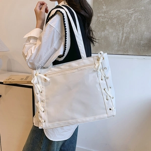 Borsa tote in tela bianca con tasca in PVC e dettagli con nastri intrecciati