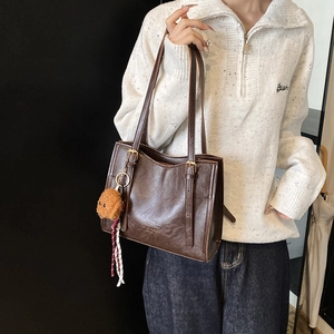 Grande borsa tote retrò marrone scuro con tracolla regolabile e ciondolo in peluche