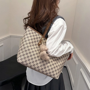 Large capacity plaid tote bag with teddy bear pendant and classic Z-pattern monogram