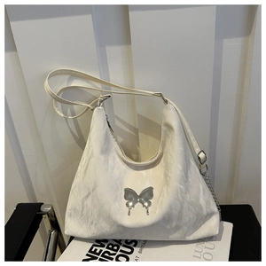 Détail du sac hobo blanc froissé avec boucle papillon métallique argentée chic