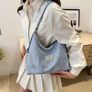 Sac fourre-tout plissé bleu clair avec papillon argenté et bandoulière chaîne