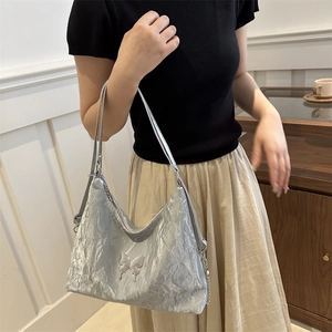 Sac à bandoulière argenté métallisé avec relief papillon et chaîne élégante