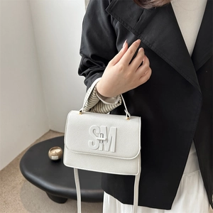 Sac à main blanc texture litchi avec rabat logo SM et bandoulière amovible