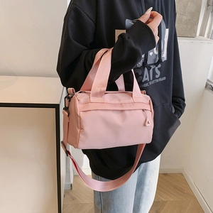 Minimalistische rosa Zylindertasche aus Nylon mit verstellbarem Riemen für den Alltag