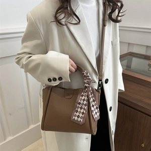Sac seau marron en cuir grainé avec anse en foulard et bandoulière réglable
