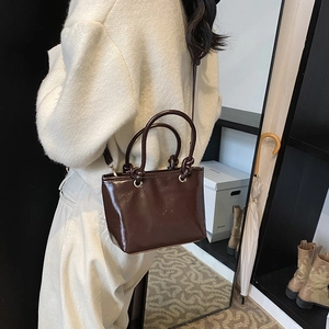Sac fourre-tout en cuir brillant marron foncé avec poignées et bandoulière réglable