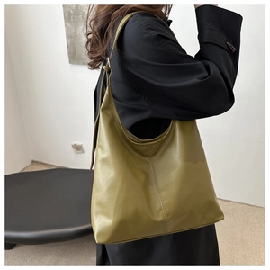 Borsa hobo verde oliva con tracolla regolabile vista laterale indossata dal modello