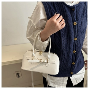 Weiße glänzende Lackledertasche mit Metallschnalle und verstellbarem Trageriemen