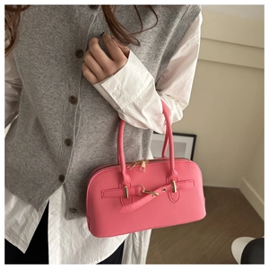 Nahaufnahme der hellrosa Boston-Handtasche mit goldenen H-Beschlägen und Doppelgriffen