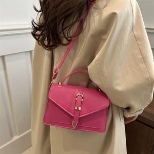 Petit sac à main carré magenta structuré avec boucle en U dorée et poignée supérieure