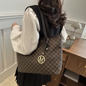 Borsa tote marrone monogram con ciondolo M dorato, ideale per ufficio e uso quotidiano