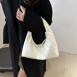Sac hobo minimaliste en cuir verni blanc avec couture verticale élégante pour femmes