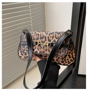 Détail du sac à main léopard avec boucle mors dorée et bandoulière noire