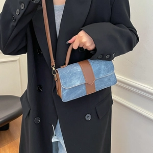 Bolso retro de mezclilla y cuero marrón con diseño minimalista de solapa cuadrada