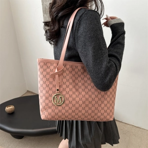 Borsa tote rosa con stampa monogramma M e ciondolo dorato in metallo raffinato