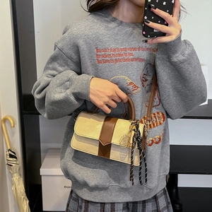Bolso bandolera retro de lona beige con ribete de cuero marrón y colgante de tenis