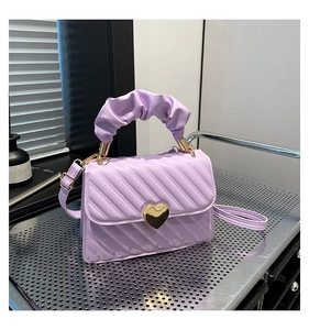 Borsa trapuntata lavanda con chiusura a cuore e manico arricciato in stile moderno
