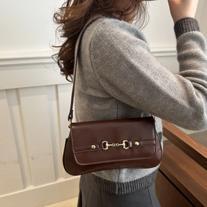Sac à épaule vintage en cuir marron chocolat avec boucle mors de cheval dorée