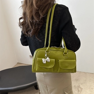Grasgrüne glänzende Schultertasche mit Doppeltaschen und silbernem Schleifenanhänger