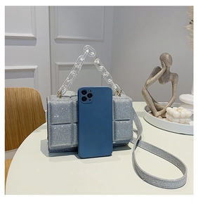 Sac tressé argenté scintillant avec chaîne acrylique et téléphone pour échelle
