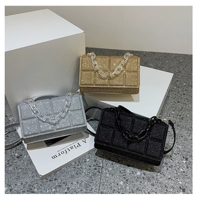 Détails des sacs bandoulière à paillettes avec décor de chaîne et motif matelassé