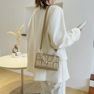 Petit sac carré doré à paillettes avec chaîne acrylique et design matelassé