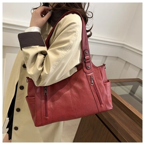 Détail du grand sac cabas rouge foncé en cuir PU vintage avec poches zippées