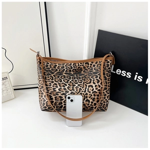 Détail d'un sac cabas léopard avec un smartphone pour illustrer la capacité et la taille