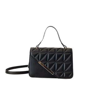 Borsa a tracolla trapuntata nera con barra in metallo argentato e motivo elegante