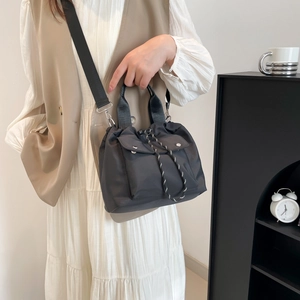 Modische schwarze Nylon-Beuteltasche mit Kordelzug und breitem Schultergurt