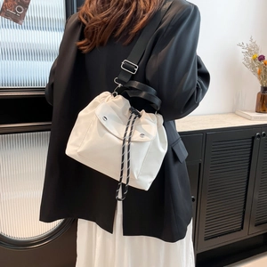 Minimalistische weiße Beuteltasche mit Kordelzug und verstellbarem Riemen am Modell