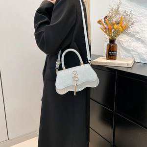 Sac à main argenté pailleté élégant avec base ondulée et logo SS métallique pour femme