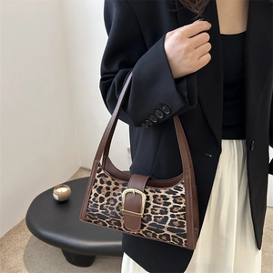 Sac sous l'aisselle à imprimé léopard avec lanière en cuir marron et boucle dorée