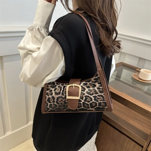 Sac bandoulière léopard de style français avec sangle en cuir brun et boucle dorée