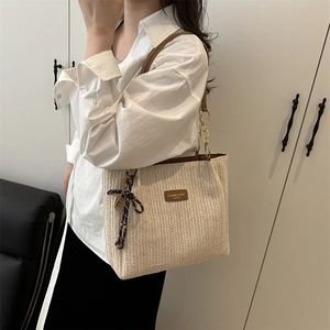 Sac fourre-tout tissé à la mode avec garniture en cuir marron et bandoulière en chaîne métal