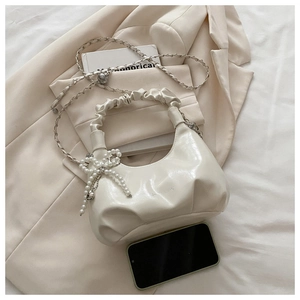 Détail de la poignée plissée du sac nuage avec nœud en perles et bandoulière
