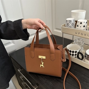 Sac Bandoulière Élégant en Cuir PU pour Femmes Texture Litchi Sac à Main Carré Minimaliste Avec Pendentif Cerf Doré