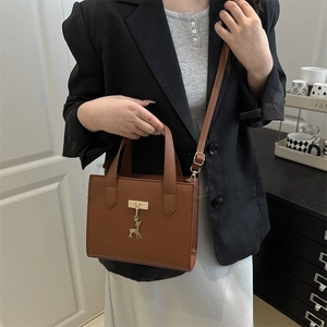 Sac fourre-tout minimaliste en cuir marron pour femmes avec pendentif cerf doré