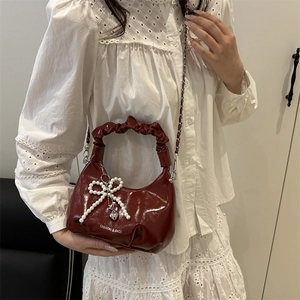 Sac nuage plissé bordeaux avec nœud en perles et chaîne argentée pour femme chic